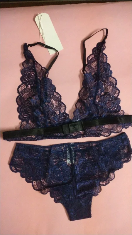 Deep neck lace bra set